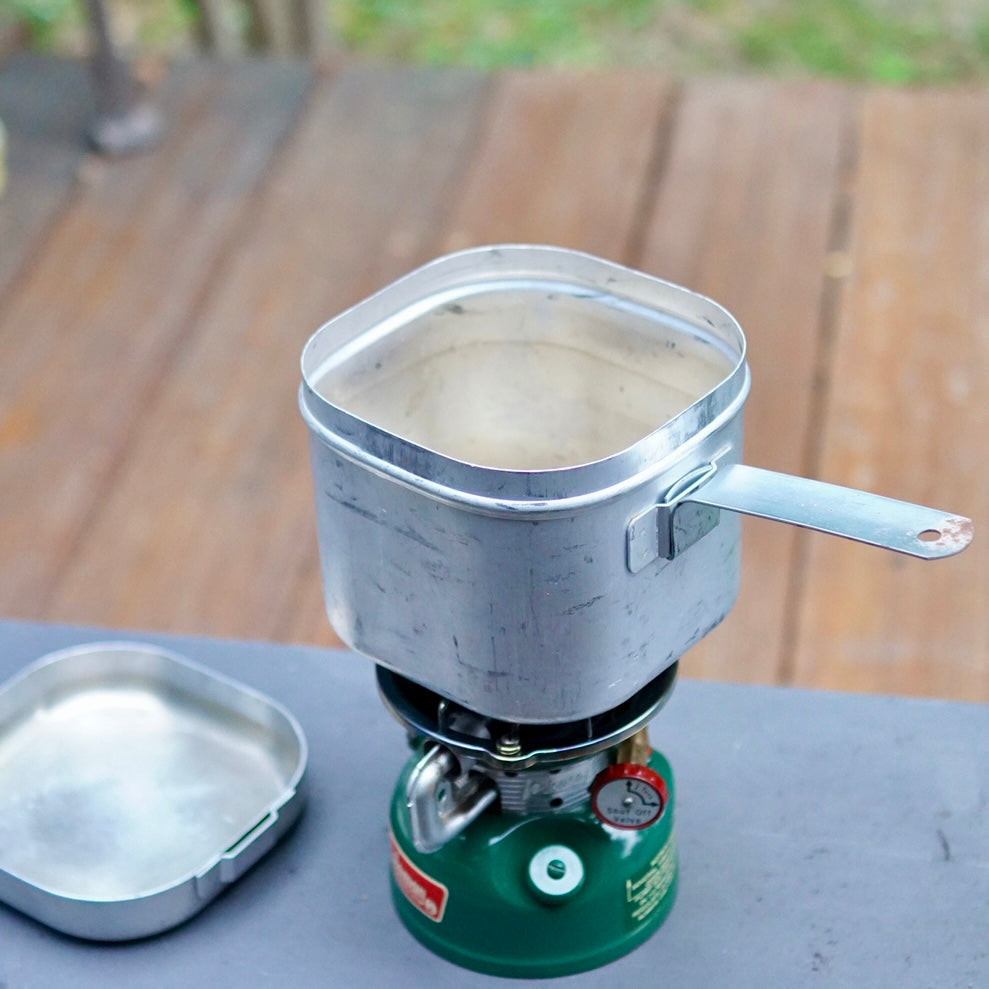 1966/8 COLEMAN 502-800 Single Burner Stove with Cook Kit