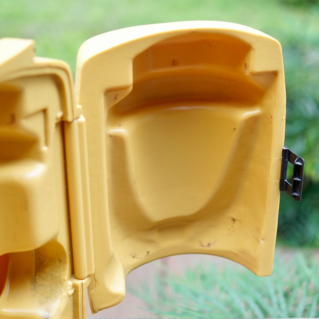 1980/3 COLEMAN Clamshell Lantern Case