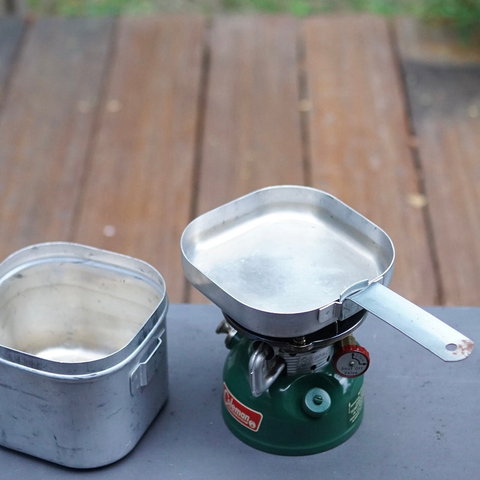 1966/8 COLEMAN 502-800 Single Burner Stove with Cook Kit